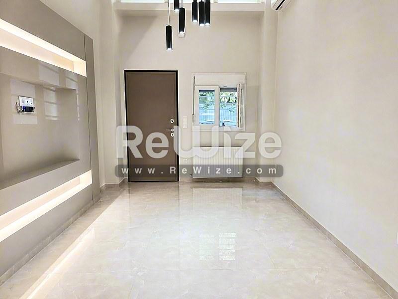 Φωτεινό σαλόνι σύγχρονης αρχιτεκτονικής στο διαμέρισμα rw-7585 της Χαλκιδικής με γυαλιστερά δάπεδα.