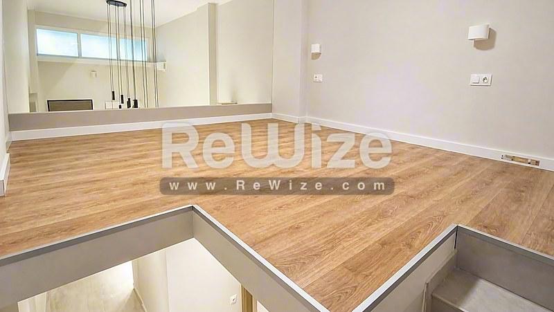 Ανοιχτός χώρος της rw-7585 στη Χαλκιδική με ξύλινα δάπεδα και σύγχρονες φινιρίσματα.