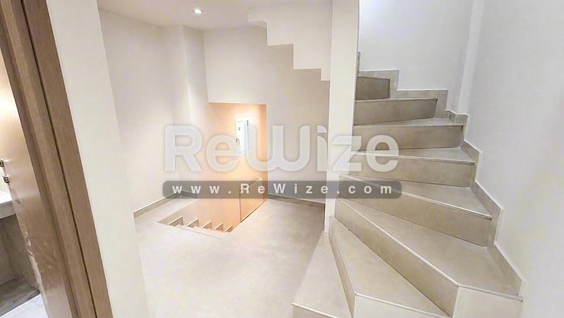 Σύγχρονη σκάλα στην ιδιότητα Halkidiki rw-7585 με ανοιχτόχρωμα σκαλοπάτια τραβερτίνη και ελάχιστο σχεδιασμό.