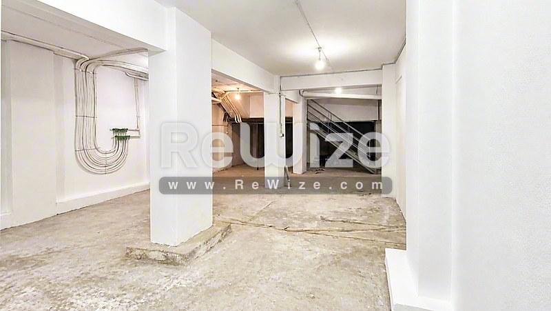 Ευρύχωρο δωμάτιο αποθήκευσης του ακινήτου rw-7585 στη Χαλκιδική με σκυρόδεμα και λευκές στήλες.