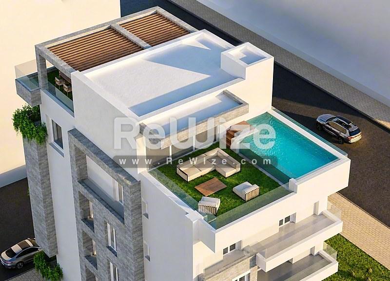 Εναέρια άποψη πολυτελούς βίλας στη Χαλκιδική με πισίνα στη στέγη και ηλιόλουστη βεράντα.