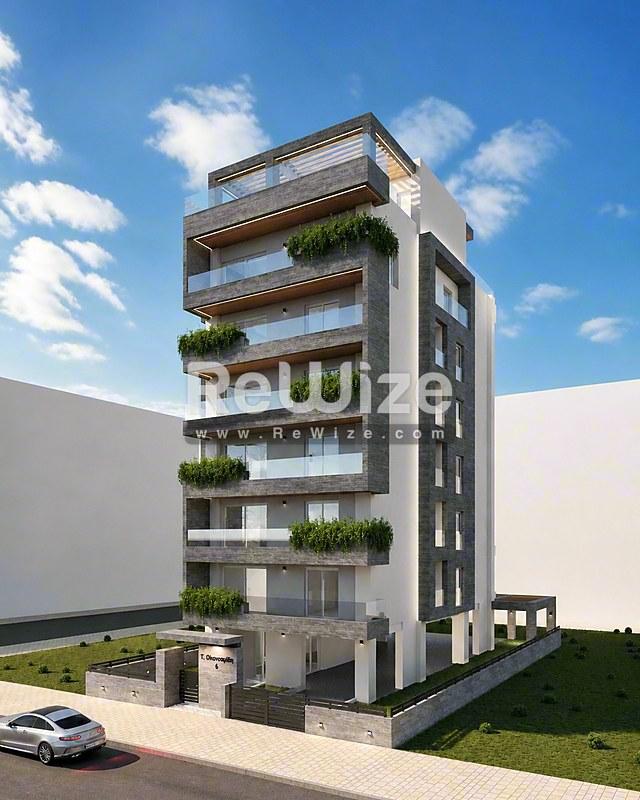 Σύγχρονη κατοικία στη Χαλκιδική με πολλαπλά μπαλκόνια, πράσινο και σύγχρονη αρχιτεκτονική.