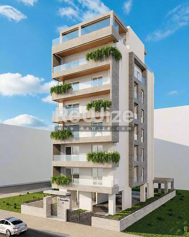 Σύγχρονο κτίριο κατοικιών στη Χαλκιδική με πράσινα μπαλκόνια και σύγχρονη αρχιτεκτονική.
