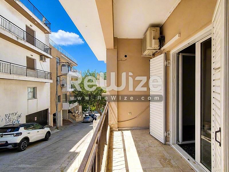Φωτεινό μπαλκόνι του ακινήτου rw-7603 στη Χαλκιδική με θέα στο δρόμο και σύγχρονες ανέσεις.