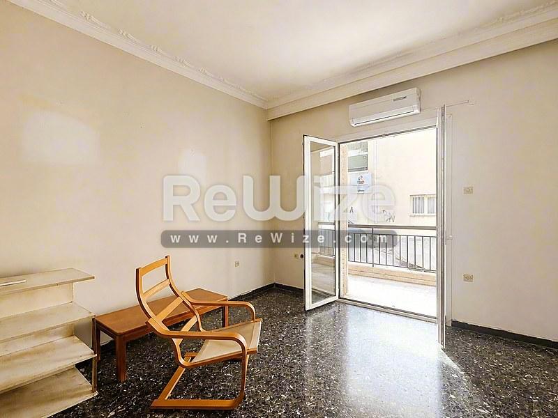 Φωτεινό σαλόνι στην ιδιότητα Halkidiki rw-7603 με πρόσβαση στη βεράντα και ελάχιστα έπιπλα.
