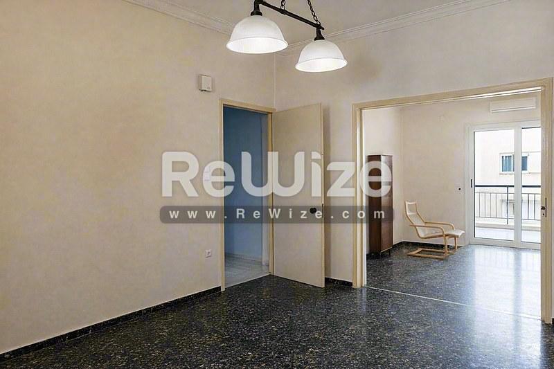 Φωτεινό σαλόνι στο διαμέρισμα Halkidiki rw-7603 με σκούρο δάπεδο και σύγχρονο φωτισμό.