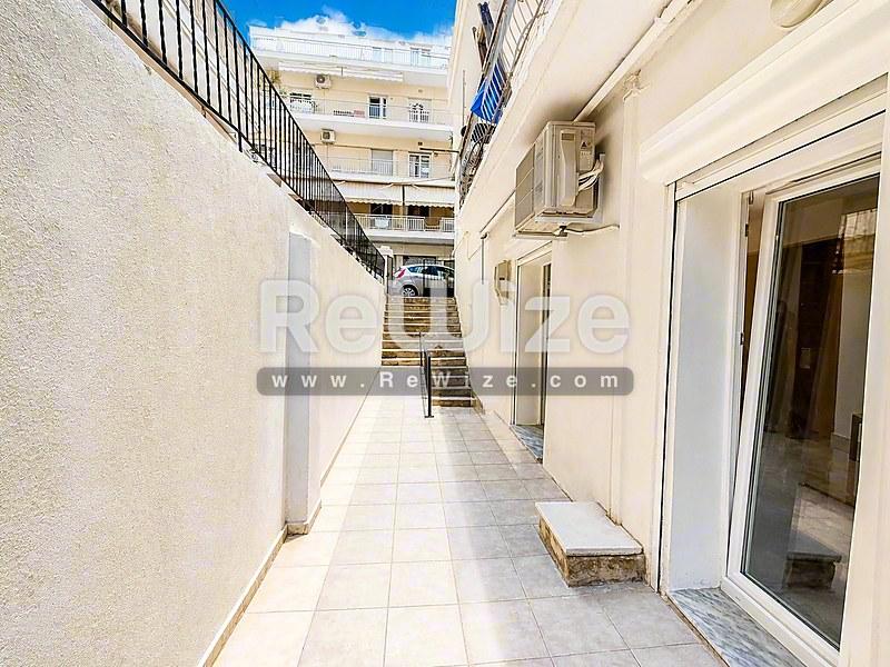 Studio 45 m² in Thessaloniki, entrance