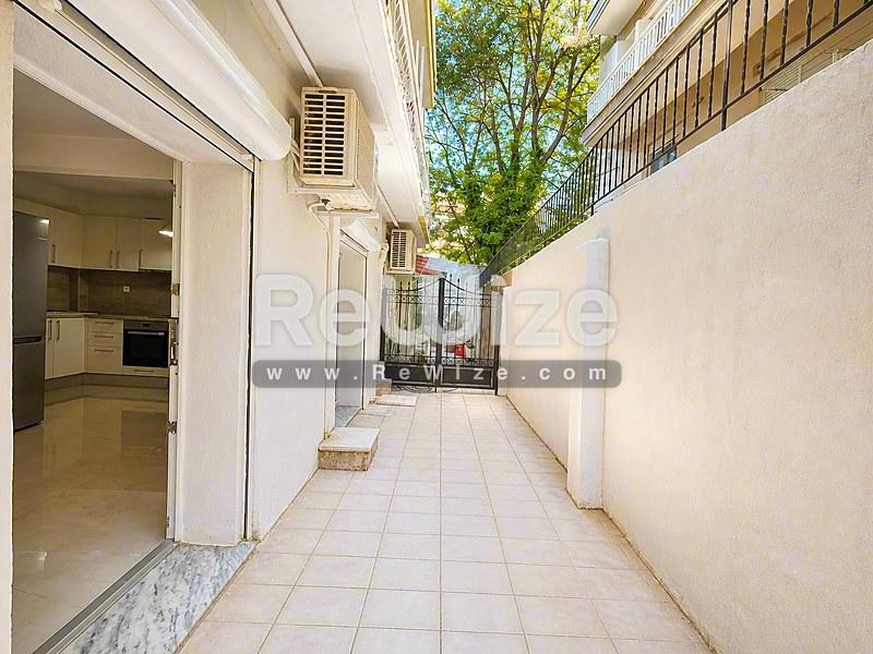 Studio 45 m² in Thessaloniki, entrance