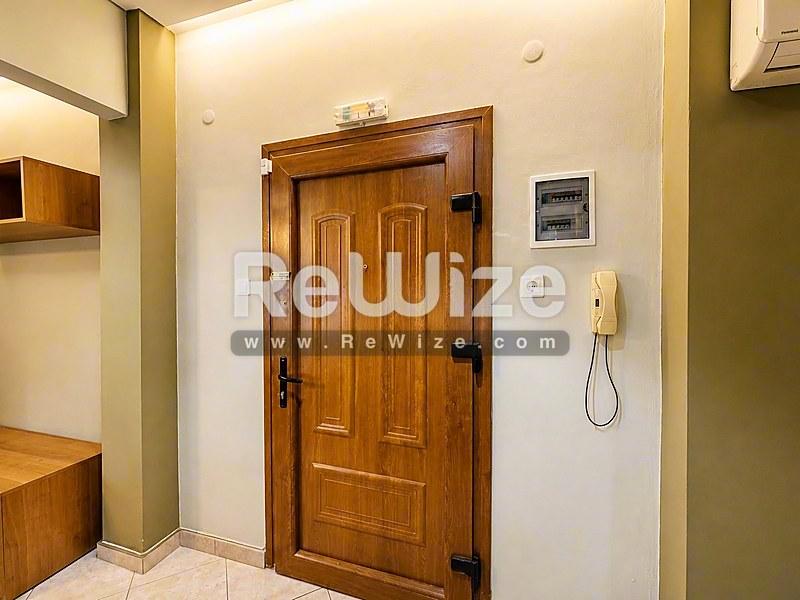 Apartment 73 m² in Thessaloniki, entrance